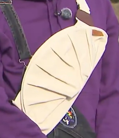 小島くんが肩にかけている餃子メッセンジャーバッグ